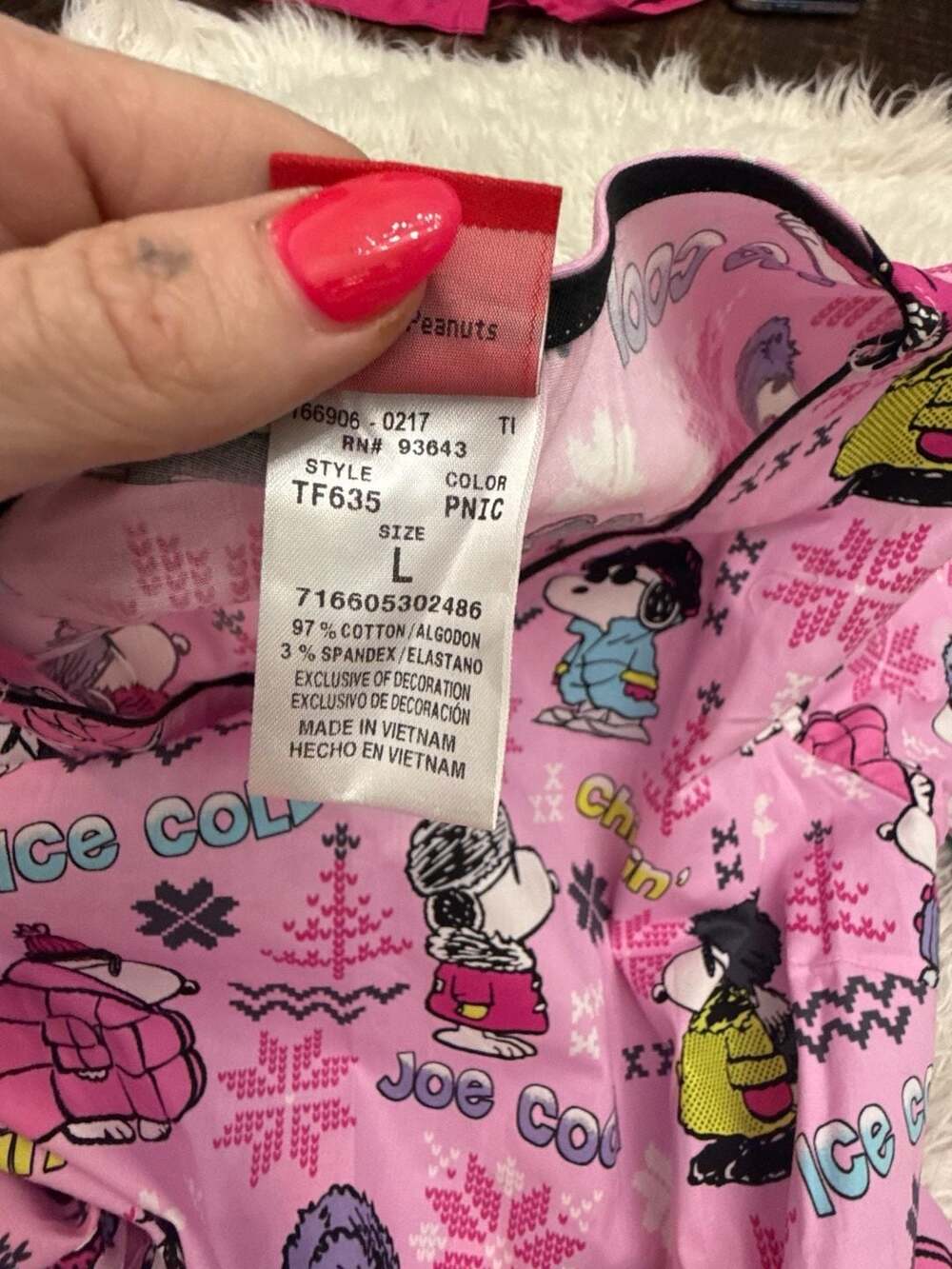 Peanuts Large Scrub Top Pink Ice Cold Snoopy V-Neck NWT - Picture 4 of 4